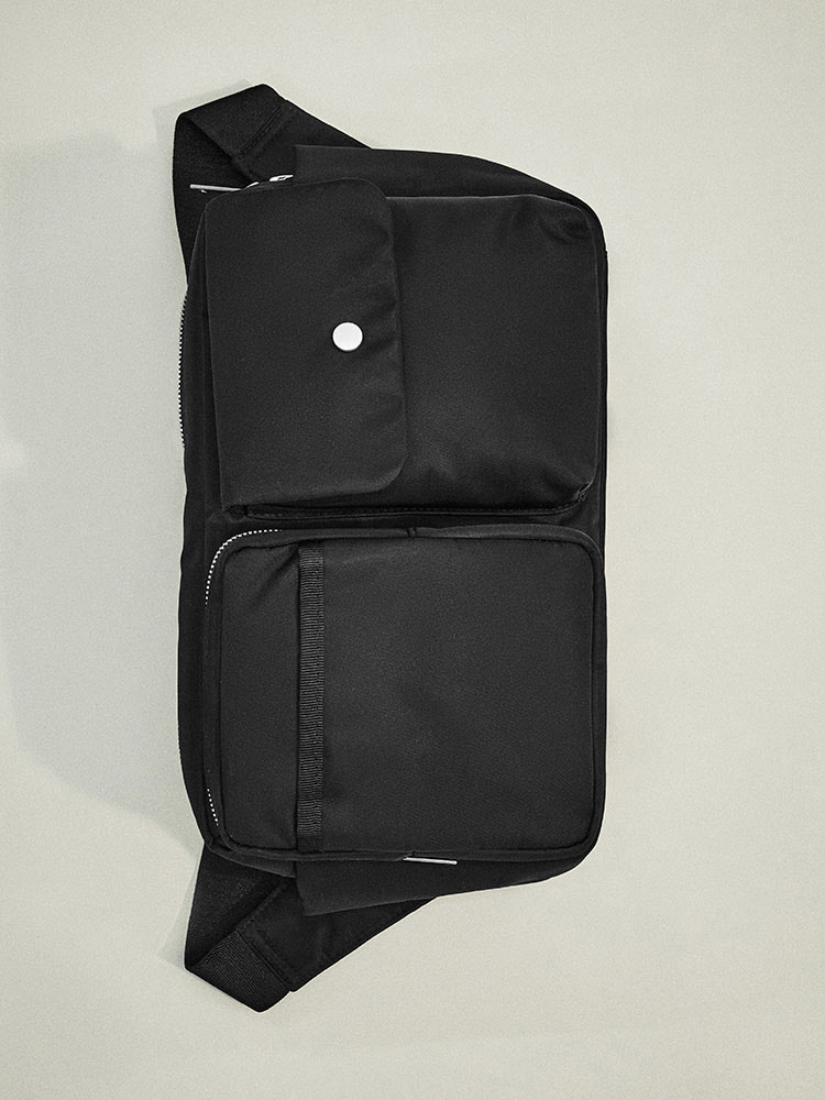 THE FOUR-BUTTONED BLAZER CUFFS
